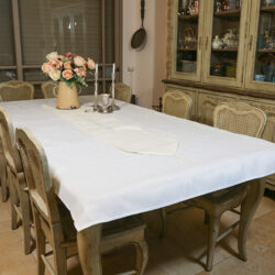 מפת שולחן לבנה מהודרת עם רנר בז’ “שבת ויום טוב” 140×280 ס”מ