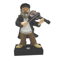 חסיד מפוליריזן שחור עומד על במה ומנגן בכינור 48 ס”מ